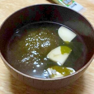 とろろ昆布わかめ蒲鉾のお吸い物